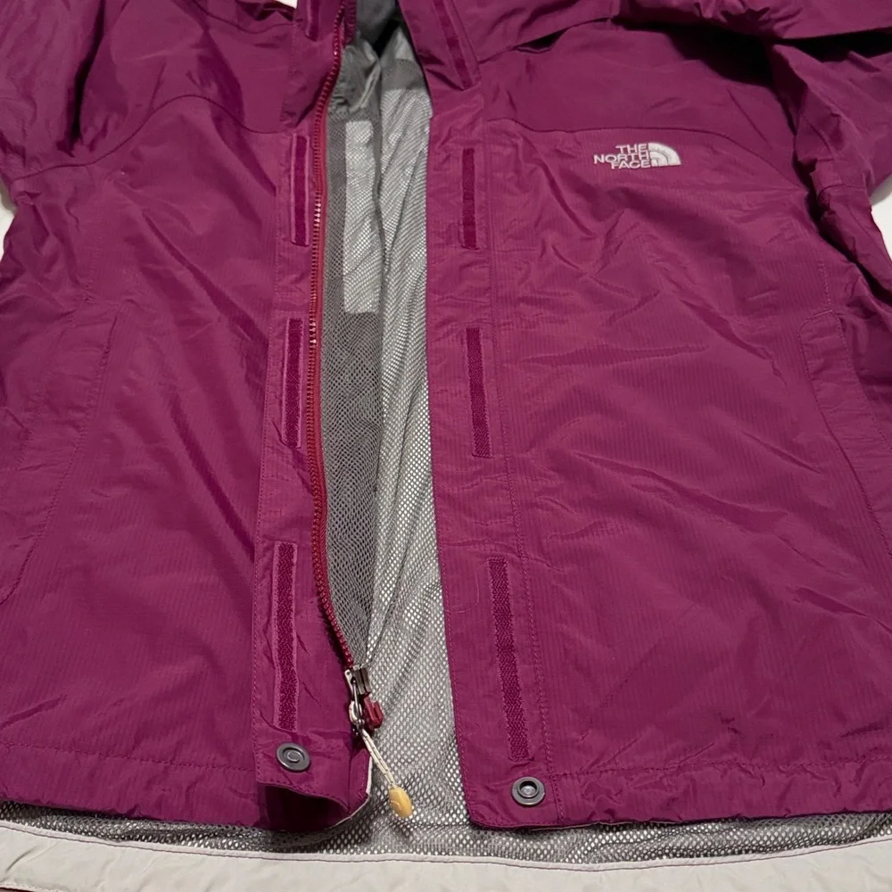 The North Face Women's Magenta Jacket with Packable Hoodie M - Picture 8 of 8